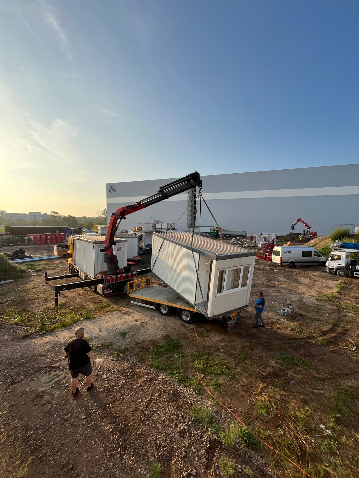 Containertransport mit Nutzfahrzeug
